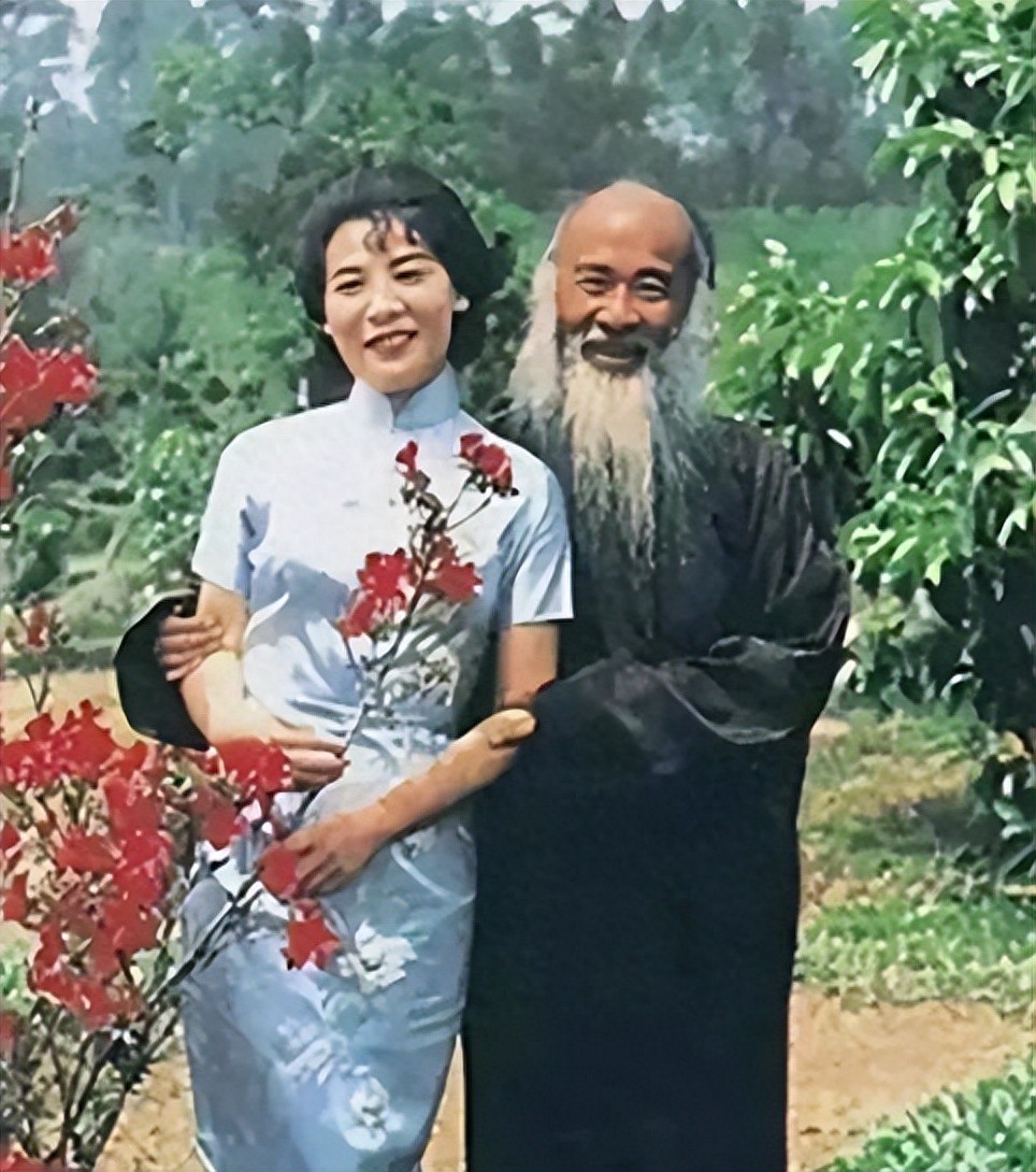 张大千作画名列前茅，家规严厉情史丰富，与徐雯波留影似爷孙