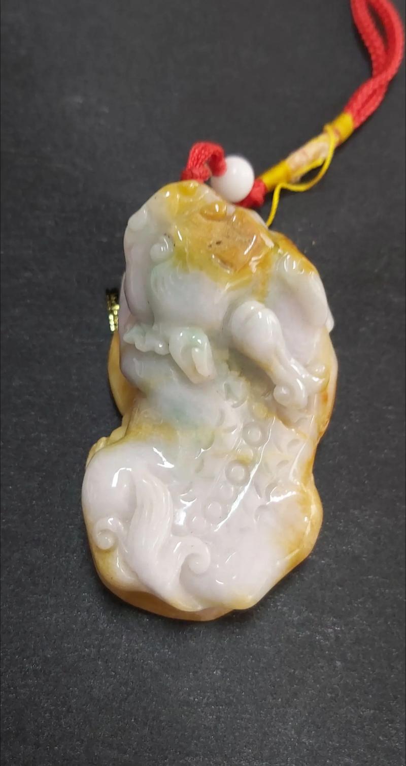 翡翠手把件把玩效果_南红盘玩后有什么变化_翡翠手把件油润光泽