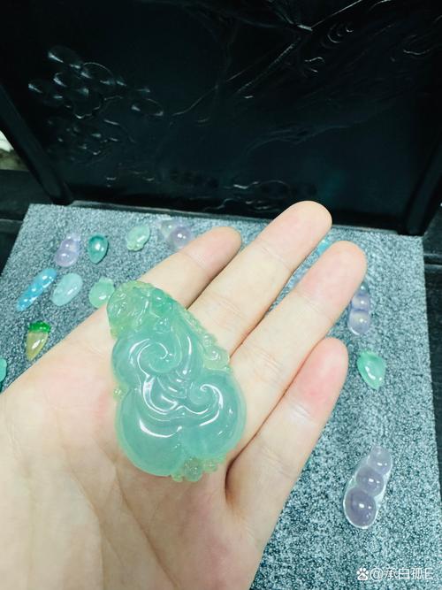 翡翠手把件把玩效果_翡翠手把件油润光泽_南红盘玩后有什么变化