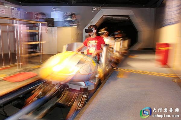 上海东方明珠夜景_东方明珠塔观光层_东方明珠过山车