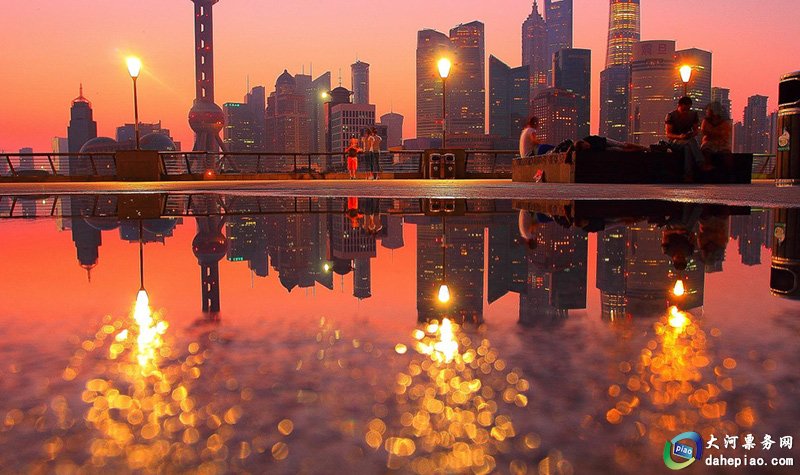 上海东方明珠夜景_东方明珠塔观光层_东方明珠过山车