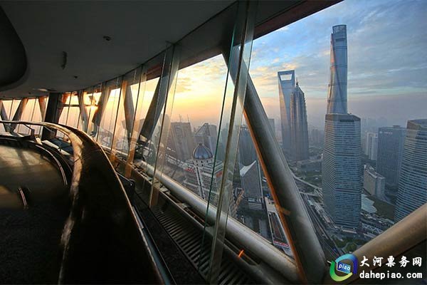 上海东方明珠夜景_东方明珠过山车_东方明珠塔观光层