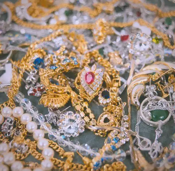 女性饰品店与特色小吃店投资介绍：低门槛高回报的创业之选