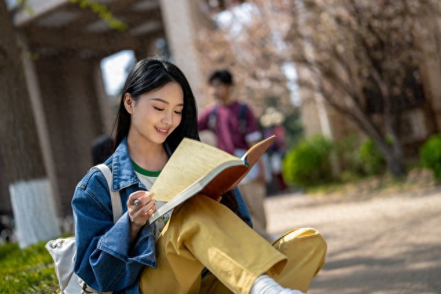 赚钱与读书关系复杂！书本知识虽重要但难直接转化收益